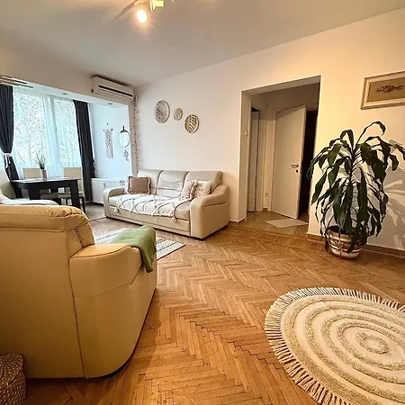 The House In The Park * Βουκουρέστι